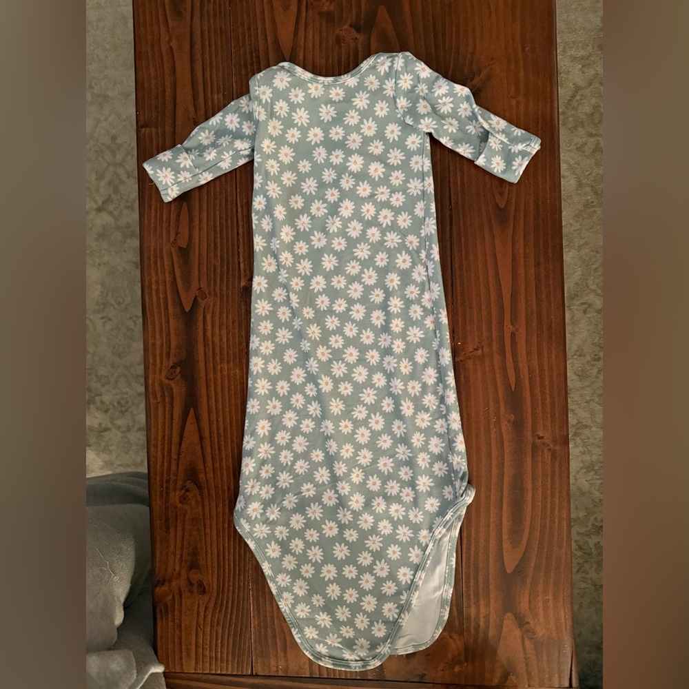 Caden Lane Soft Green Daisy Floral Baby Outfit - Picture 6 of 9